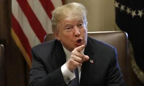 ترامب يهدد بإرسال الجيش لمواجهة "هجوم" المهاجرين