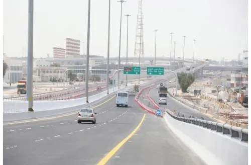 وقف حركة المركبات الثقيلة خلال ساعات الذروة على طريق الملك حمد