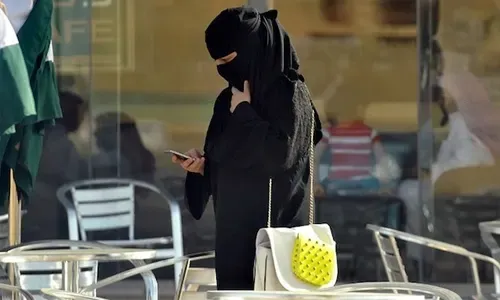 وافد يتحرش بسيدة سعودية في مركز تجاري
