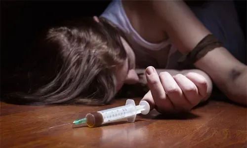 رجل يدفن امرأة بعد وفاتها بجرعة مخدرات زائدة
