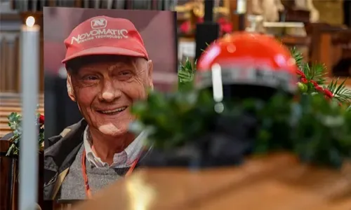 عشاق لاودا يتحدون أمطار فيينا لوداع أسطورة سباقات السيارات
