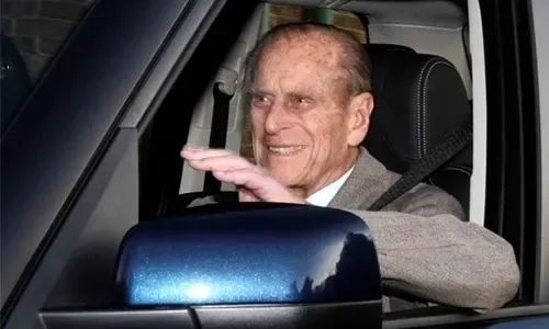 الأمير فيليب دوق إدنبرة يعتذر لامرأة أصيبت في حادث سيارة