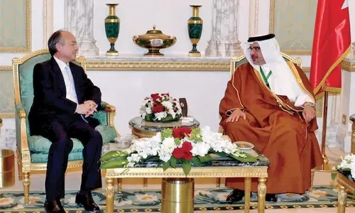 ولي العهد يستقبل الرئيس التنفيذي لمجموعة سوفت بنك