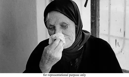 عمالة منزلية آسيوية تبتز أرملة إماراتية مسنة