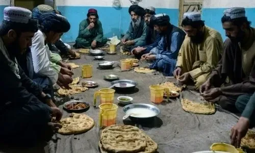 الأفغان يحيون أول شهر رمضان منذ استيلاء طالبان على السلطة