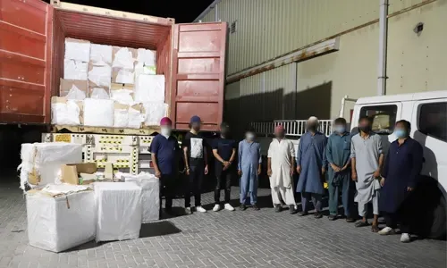 جمارك البحرين تحبط تهريب 4480 كيلوغراماً من "التنباك" بقيمة 90 ألف دينار وتلقي القبض على عدد من المتورطين