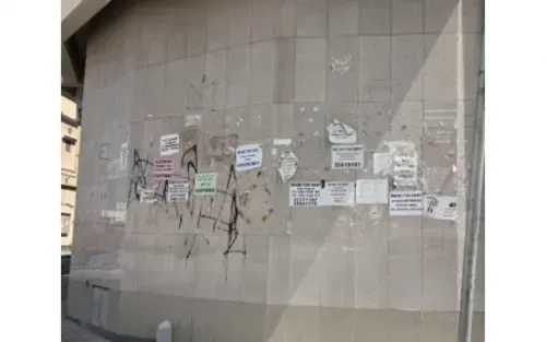 بعد عامين.. الملصقات غير القانونية لا تزال تغطي جدران البديع