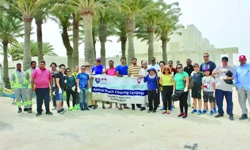 جامعة أما الدولية في البحرين تنظم حملة لتنظيف الشاطئ
