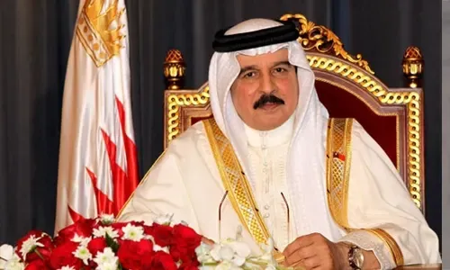 جلالة الملك يشيد بدور قوة دفاع البحرين وجهودها في عمليات الإغاثة الإنسانية
