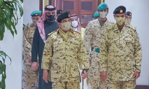جلالة الملك يزور القيادة العامة لقوة دفاع البحرين ويشيد بجهود منتسبيها المتميزة