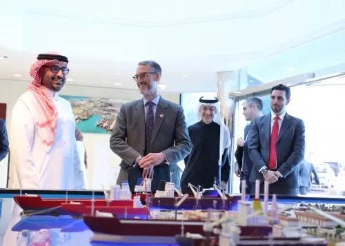 رئيس مجلس إدارة أسري والسفير الأمريكي يشيدان بقوة العلاقات البحرينية الأمريكية