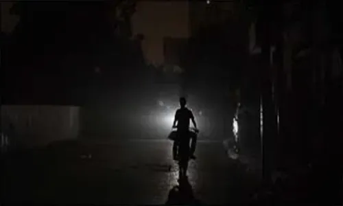 عودة الكهرباء تدريجياً إلى باكستان بعد انقطاع واسع