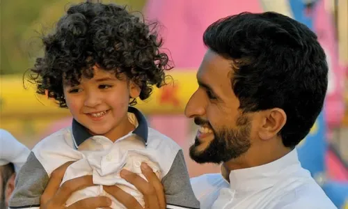الشيخ ناصر يكرم عائلات الشهداء