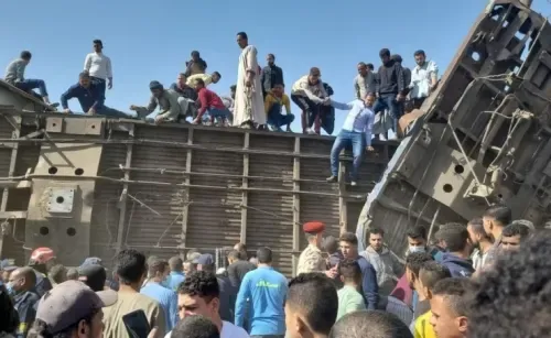 مقتل 32 شخصاً على الأقل في تصادم قطارين بمصر، وملك البحرين يعزي