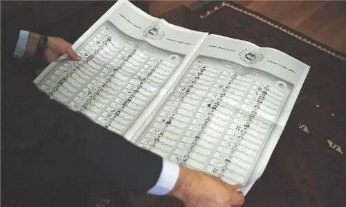 ناخبو كابول يواجهون صعوبة في التعامل مع أوراق اقتراع بحجم صحيفة