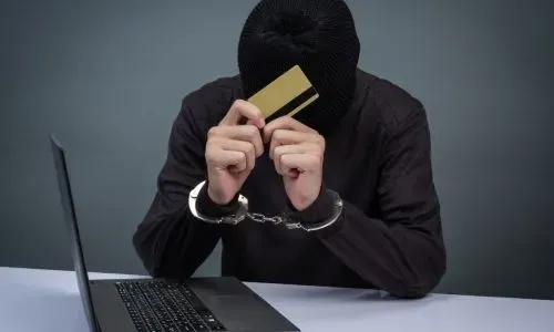 القبض على رجل بتهمة سرقة الذهب باستخدام تطبيق دفع إلكتروني