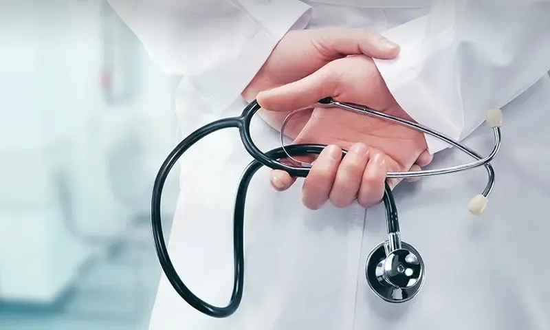 محاكمة طبيبة بحرينية بعد اتهامها بسوء السلوك من قبل صيدلي في صيدلية عامة