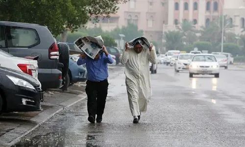 الكويت تعلق الرحلات الجوية مع اجتياح أمطار غزيرة للمنطقة