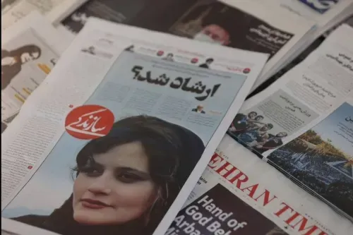 الشرطة الإيرانية تصف وفاة شابة بـ "الحادث المؤسف" مع استمرار الاحتجاجات