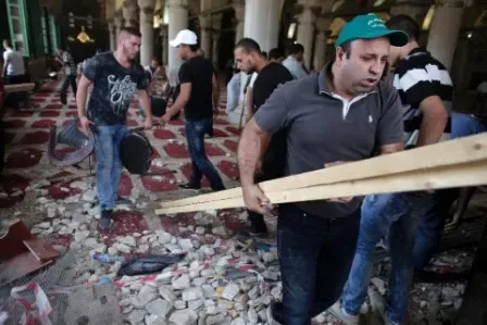 اشتباكات تهز باحات المسجد الأقصى في القدس