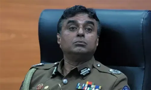 قائد الشرطة يتهم الرئيس بالتقصير في منع هجمات سريلانكا