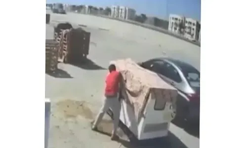 كاميرات المراقبة توثق سرقة رجل لعربات الطعام في البحرين