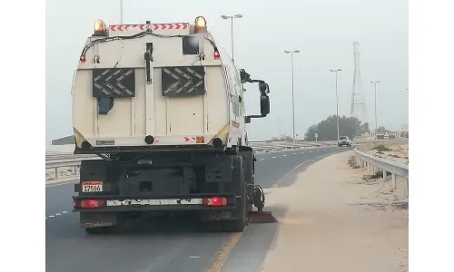 عاصفة ترابية ضخمة تجتاح البحرين، وفرق التنظيف تزيل 150 شاحنة من الأتربة والأشجار المتساقطة