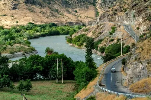 Hoping to attract tourists, Iran looks to neighbours