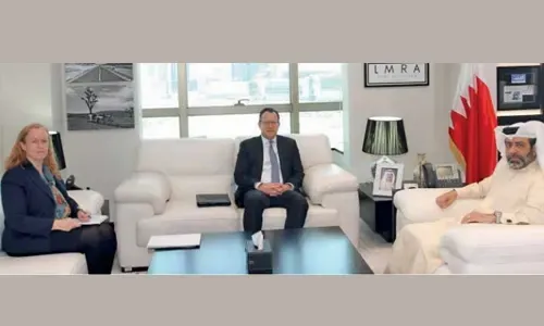 البحرين تخطو «خطوات عملاقة»