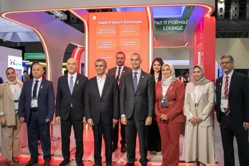 محافظا مصرف البحرين المركزي وبنك الكويت المركزي يزوران جناح شركة «بنفت»