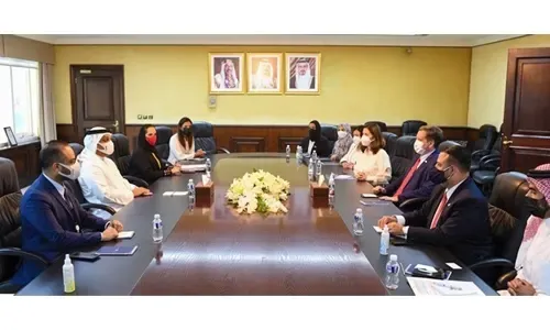 الشيخ سلمان: المرأة شريك أساسي في مسيرة التقدم