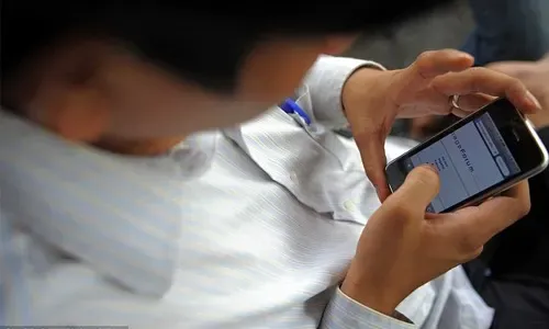 امرأة تقطع أصابع زوجها بسبب تفقده لهاتفها