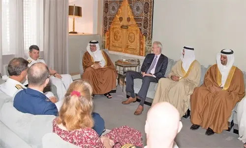 ولي العهد يستقبل السفير الأمريكي وقائد الأسطول الخامس المنتهية فترة عمله