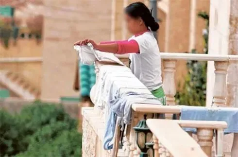 عاملات المنازل في البحرين يعانين من التحرش والأعمال الشاقة، وفقاً لأخصائيين اجتماعيين