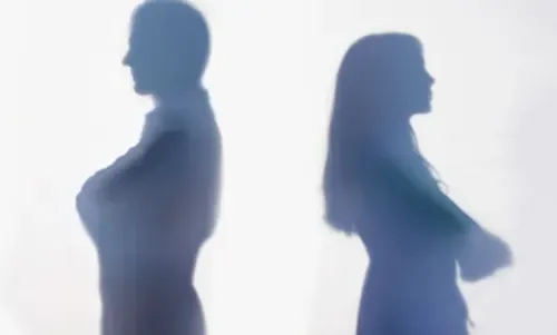 رجل يطلق 3 زوجات ويتهم الرابعة بالزنا