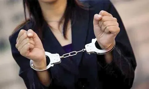 امرأة تعتدي على صديقتها لرفضها الذهاب إلى ملهى ليلي