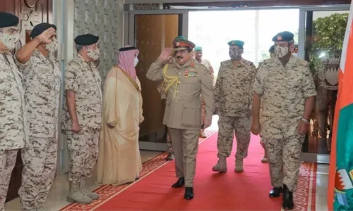 جلالة الملك المعظم يشيد بمنتسبي قوة دفاع البحرين البواسل باعتبارهم خير مثال على «الولاء للوطن والشجاعة والانضباط»