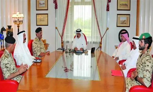 جلالة الملك يستقبل القائد العام لقوة دفاع البحرين وعدداً من كبار المسؤولين