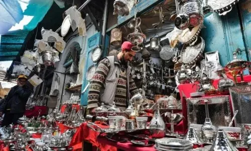 صناع النحاس التونسيون يضفون بريقاً جديداً على أواني رمضان