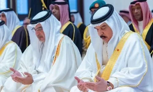 عاهل البلاد يؤدي صلاة عيد الفطر المبارك