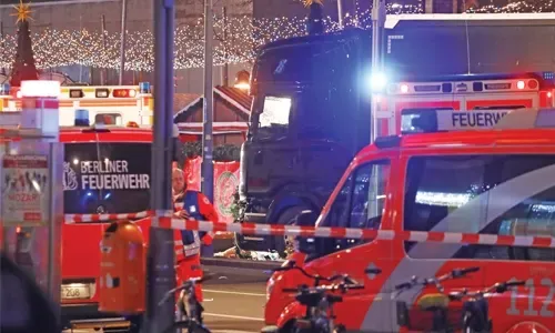 مقتل 12 شخصاً إثر اقتحام شاحنة لسوق عيد الميلاد في برلين