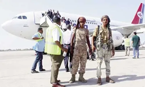 طائرة مساعدات تهبط في المكلا باليمن بعد طرد القاعدة