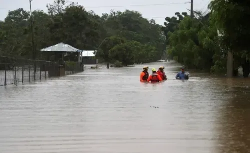 Thousands evacuate as dueling storms take aim at U.S. Gulf Coast