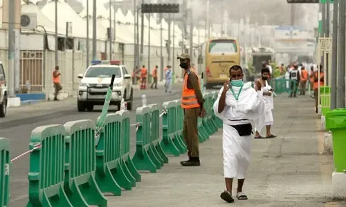 الحجاج يقضون أول أيام الحج في العبادة بمشعر منى