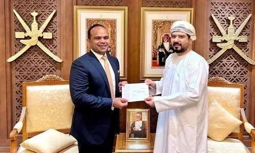 أديب أحمد، المدير الإداري لشركة لولو المالية، يحصل على تأشيرة إقامة طويلة الأمد في سلطنة عُمان