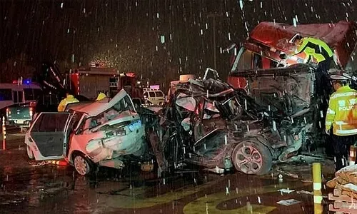 15 killed as China truck hits 31-car lineup