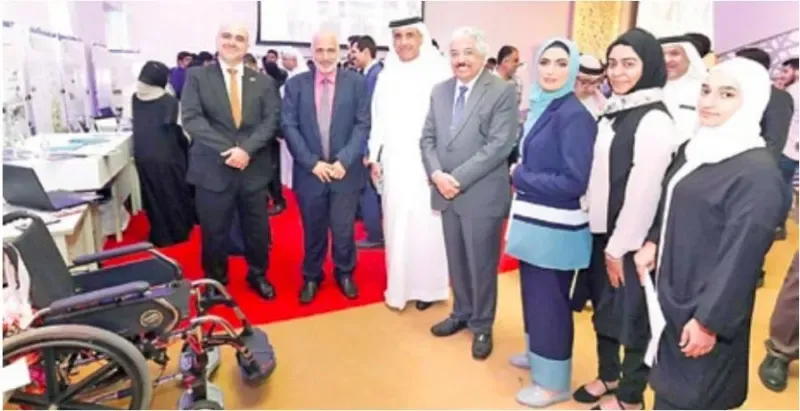 طالبات من جامعة البحرين يبتكرن "كرسياً متحركاً ذكياً"