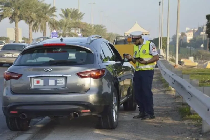 475 مخالفة مرورية بسبب القيادة على كتف الطريق