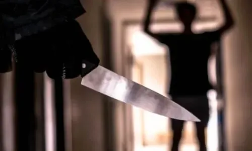 مقتل شخص طعناً في مشاجرة عنيفة مع زميله في السكن