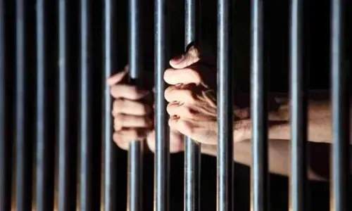 سجن أربعة رجال في قضية قنبلة وهمية